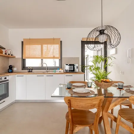 Seascape Pool, Air Con, View, Adult Only شقة