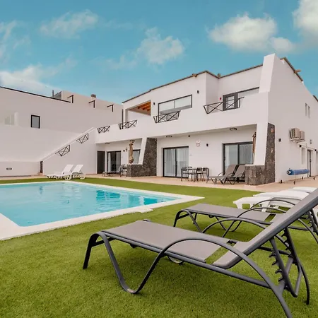 Seascape Pool, Air Con, View, Adult Only דירה *